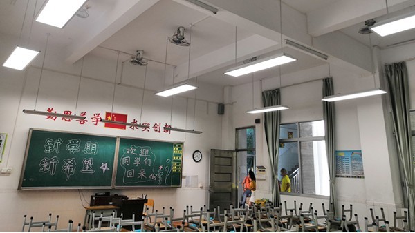 熒光燈嚴(yán)重危害學(xué)生的視力健康，教室照明需要用護(hù)眼教室燈具