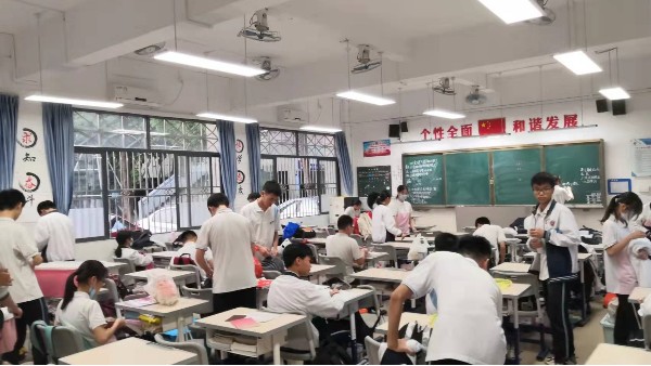 維格教育照明：點亮知識的曙光，黑板燈的專業(yè)選擇