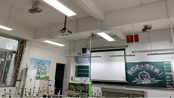 <i style='color:red'>看不清</i>黑板？教室照明的反光、眩光問題應該怎么處理？